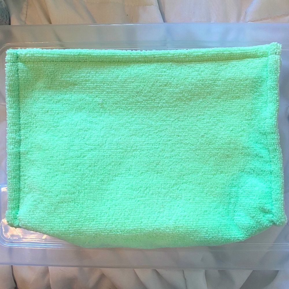 5/$20 -- NEW Green Cosmetic Bag